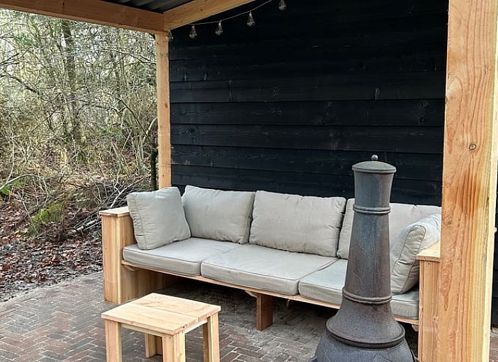 Functionele keuken in Huisje in Steenbergen, vakantiehuis in Noord Drenthe met houten eettafel en moderne voorzieningen.