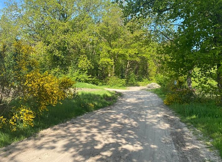 Functionele keuken in Huisje in Steenbergen, vakantiehuis in Noord Drenthe met houten eettafel en moderne voorzieningen.