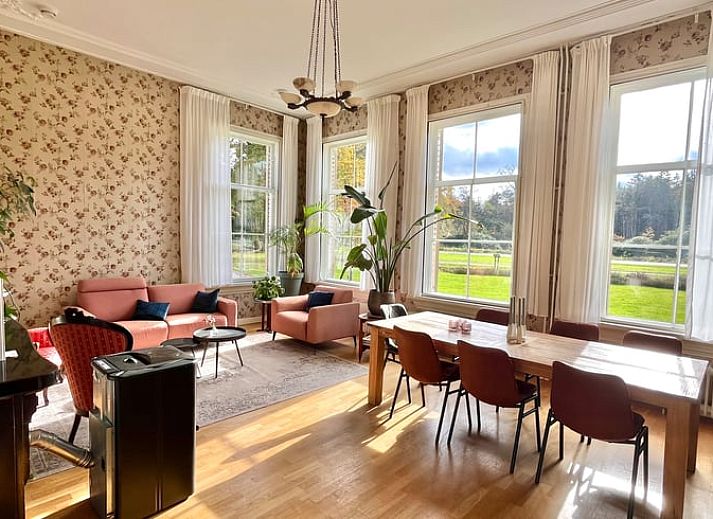 Gezellige woonkamer in Vakantiehuis in Veenhuizen, met uitzicht op de natuur van Noord Drenthe.