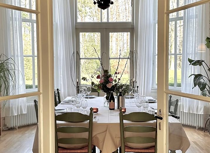 Stijlvolle eetkamer in Vakantiehuis in Veenhuizen, perfect voor diners in Drenthe.