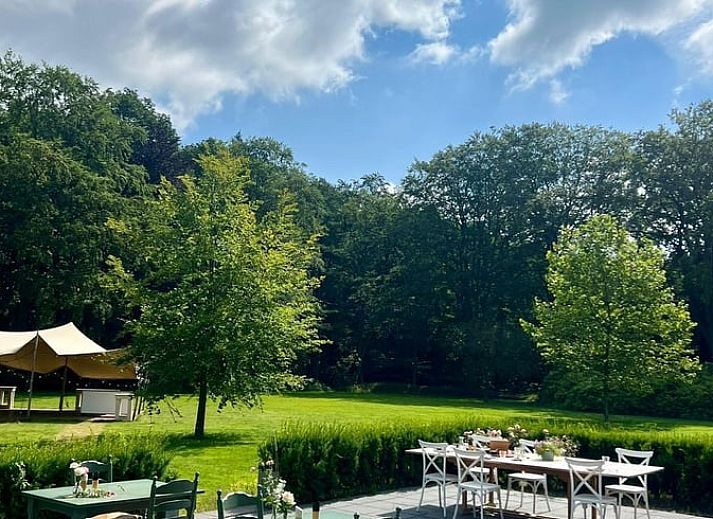 Stijlvolle eetkamer in Vakantiehuis in Veenhuizen, perfect voor diners in Drenthe.