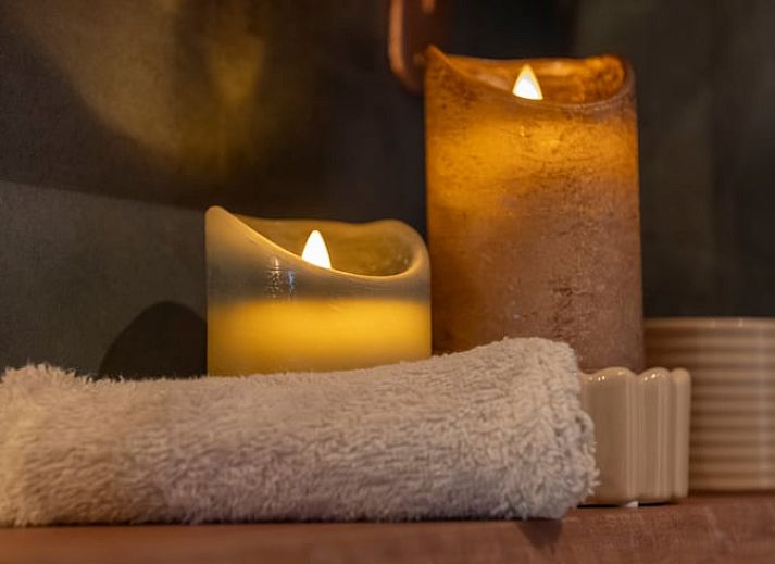 Gezellige eetkamer in Huisje in Veenhuizen, Noord Drenthe, met stijlvolle inrichting en warme sfeer voor een ontspannen vakantie.