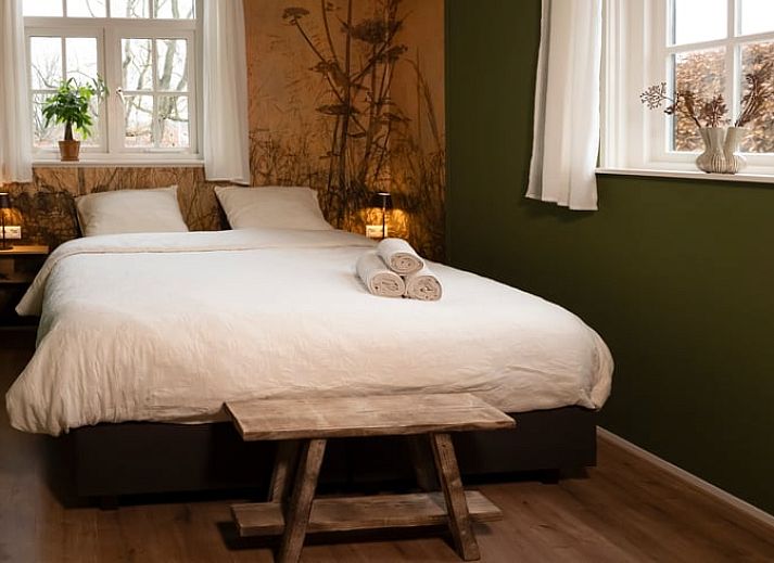 Gezellige eetkamer in Huisje in Veenhuizen, Noord Drenthe, met stijlvolle inrichting en warme sfeer voor een ontspannen vakantie.