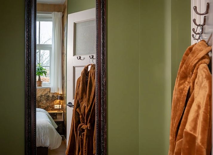 Gezellige eetkamer in Huisje in Veenhuizen, Noord Drenthe, met stijlvolle inrichting en warme sfeer voor een ontspannen vakantie.