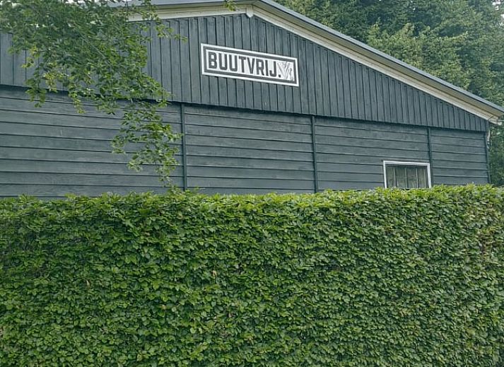 Gezellige eetkamer in Huisje in Veenhuizen, Noord Drenthe, met stijlvolle inrichting en warme sfeer voor een ontspannen vakantie.