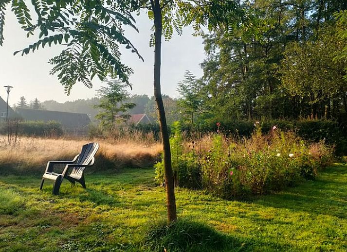 Moderne keuken in Huisje in Veenhuizen, vakantiehuis in Noord Drenthe, met uitzicht op de natuur door grote ramen.