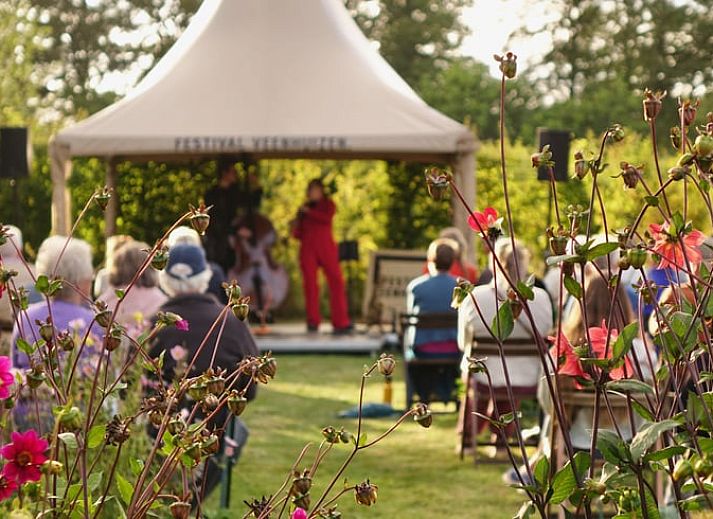 Moderne keuken in Huisje in Veenhuizen, vakantiehuis in Noord Drenthe, met uitzicht op de natuur door grote ramen.