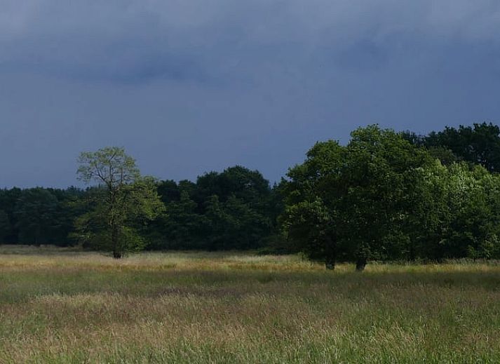 Stijlvolle badkamer in Huisje in Veenhuizen, een vakantiehuis in Noord Drenthe met moderne voorzieningen en luxe details.