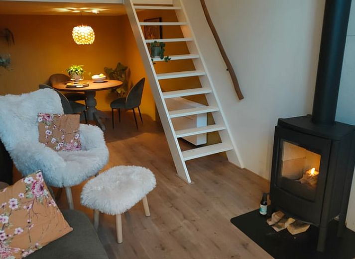 Stijlvolle badkamer in Huisje in Veenhuizen, een vakantiehuis in Noord Drenthe met moderne voorzieningen en luxe details.