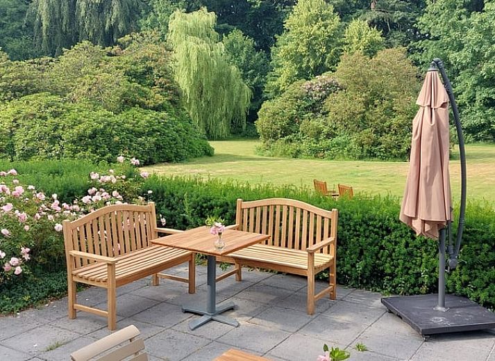 Cozy living room of Huisje in Veenhuizen, vacation home in North Drenthe, with vintage interior and lots of natural light.