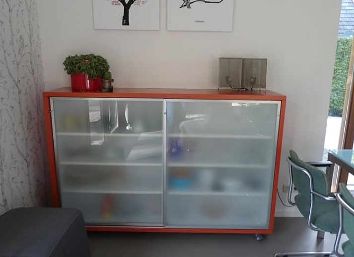 Huisje in Bunne, een modern vakantiehuis in Noord Drenthe met een uitnodigend terras en groene omgeving voor ultiem ontspannen.