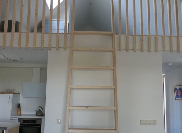 Huisje in Bunne, een modern vakantiehuis in Noord Drenthe met een uitnodigend terras en groene omgeving voor ultiem ontspannen.