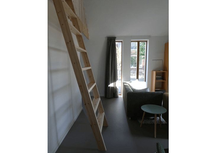 Huisje in Bunne, een modern vakantiehuis in Noord Drenthe met een uitnodigend terras en groene omgeving voor ultiem ontspannen.