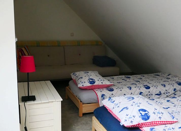 Huisje in Bunne, een modern vakantiehuis in Noord Drenthe met een uitnodigend terras en groene omgeving voor ultiem ontspannen.