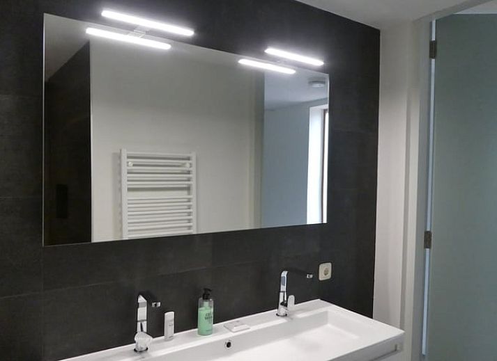 Moderne keuken in Huisje in Bunne, vakantiehuis gelegen in het rustige Noord Drenthe, met stijlvolle inrichting en moderne apparatuur.