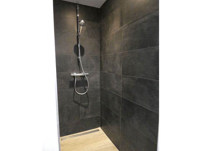 Moderne keuken in Huisje in Bunne, vakantiehuis gelegen in het rustige Noord Drenthe, met stijlvolle inrichting en moderne apparatuur.