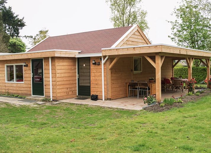 Rustiek Vakantiehuis in Drouwen met veranda, gelegen in de groene omgeving van Noord Drenthe, ideaal voor natuurliefhebbers.