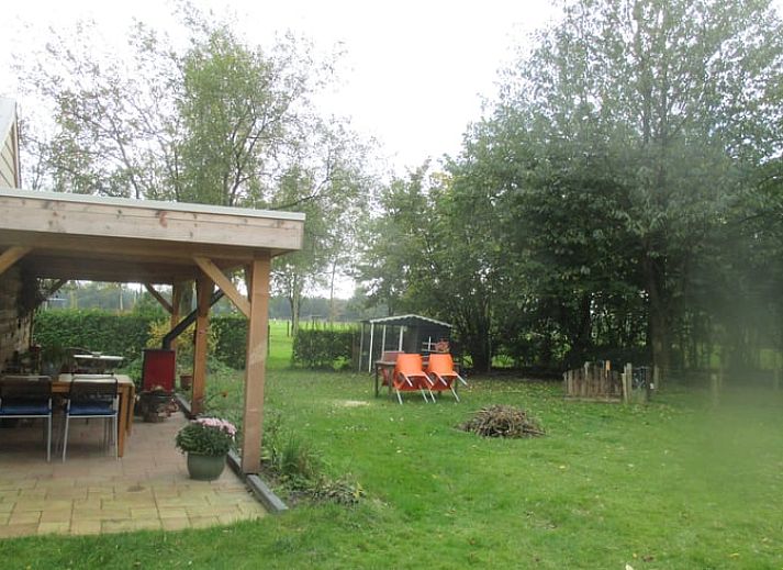 Rustiek Vakantiehuis in Drouwen met veranda, gelegen in de groene omgeving van Noord Drenthe, ideaal voor natuurliefhebbers.