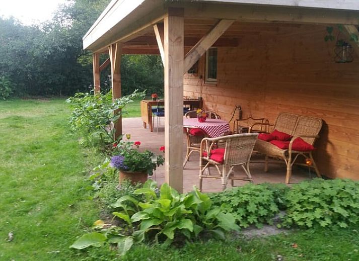 Rustiek Vakantiehuis in Drouwen met veranda, gelegen in de groene omgeving van Noord Drenthe, ideaal voor natuurliefhebbers.