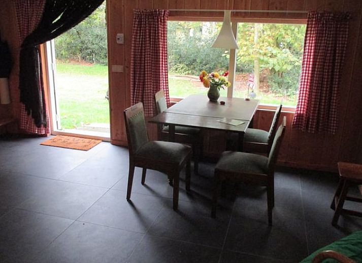 Rustiek Vakantiehuis in Drouwen met veranda, gelegen in de groene omgeving van Noord Drenthe, ideaal voor natuurliefhebbers.