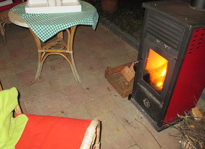Geniet van de groene tuin en het overdekte terras bij Vakantiehuis in Drouwen, gelegen in het serene Noord Drenthe, Drenthe.