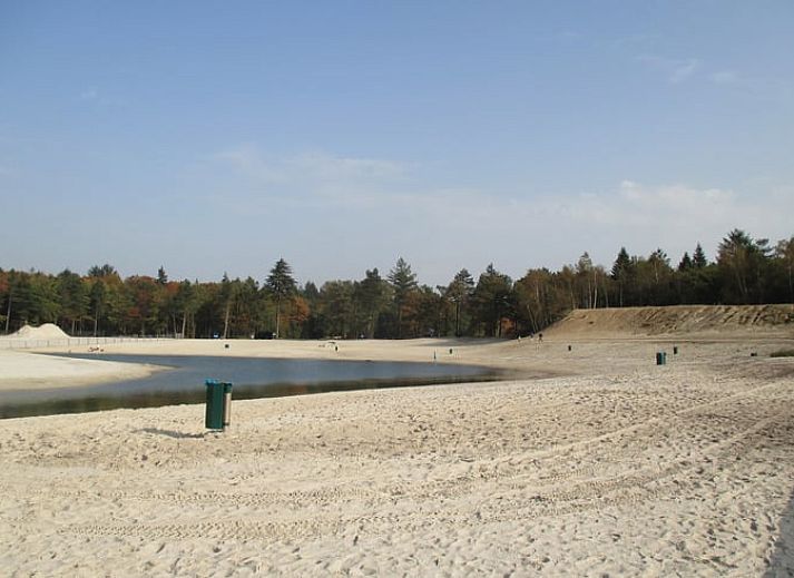 Gezellige eetruimte in Vakantiehuis in Drouwen, Noord Drenthe, met uitzicht op groene natuur.