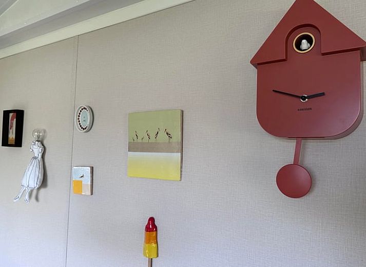 Luchtfoto van Vakantiehuisje in Ekehaar, Drenthe, gelegen in een groene omgeving met vijver.