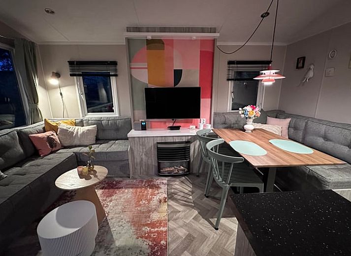 Luchtfoto van Vakantiehuisje in Ekehaar, Drenthe, gelegen in een groene omgeving met vijver.