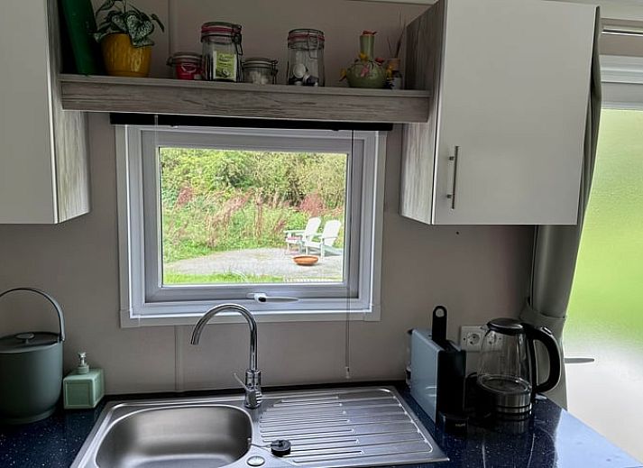 Luchtfoto van Vakantiehuisje in Ekehaar, Drenthe, gelegen in een groene omgeving met vijver.