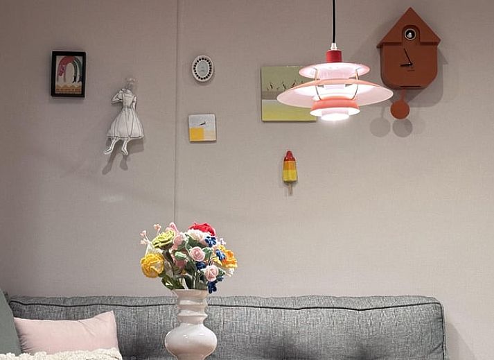 Luchtfoto van Vakantiehuisje in Ekehaar, Drenthe, gelegen in een groene omgeving met vijver.