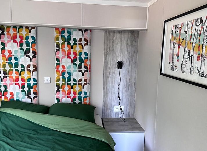 Luchtfoto van Vakantiehuisje in Ekehaar, Drenthe, gelegen in een groene omgeving met vijver.