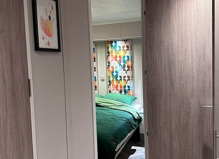 Gezellige woonkamer van Vakantiehuisje in Ekehaar met panoramisch uitzicht op de natuur van Noord Drenthe.