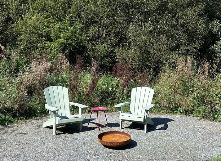 Moderne eet- en zithoek in Vakantiehuisje in Ekehaar, Drenthe, met kleurrijke decoratie.