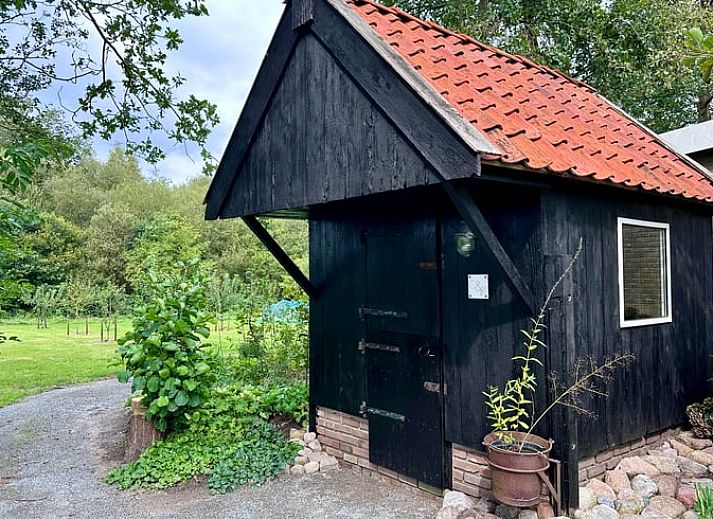 Stijlvolle eetkamer in Vakantiehuisje in Ekehaar, Noord Drenthe, met kunstzinnige muurdecoratie.