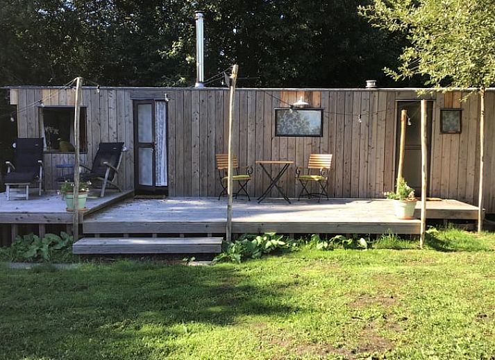 Vakantiehuis in Ekehaar met houten veranda en zitje in Noord Drenthe, Drenthe.