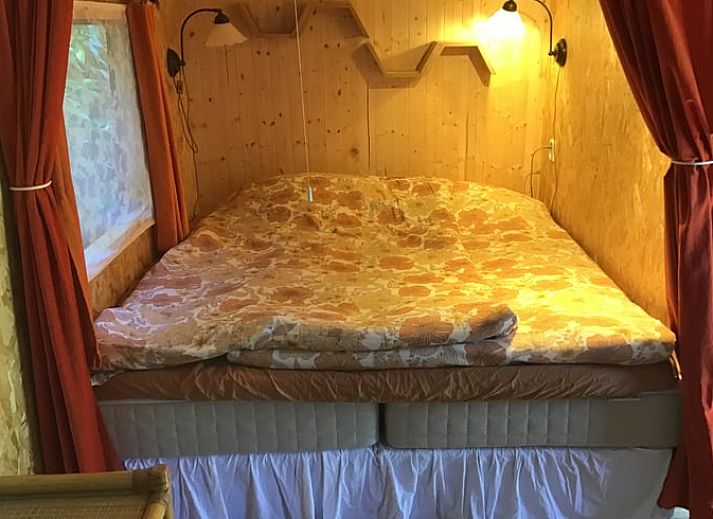 Vakantiehuis in Ekehaar met houten veranda en zitje in Noord Drenthe, Drenthe.