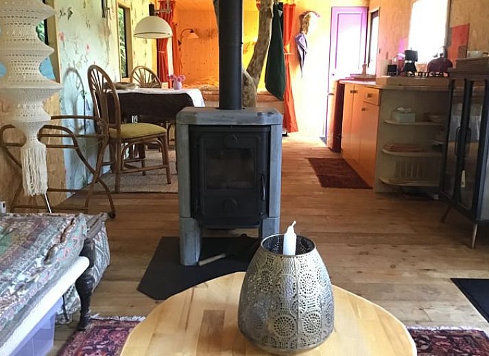 Vakantiehuis in Ekehaar met houten veranda en zitje in Noord Drenthe, Drenthe.