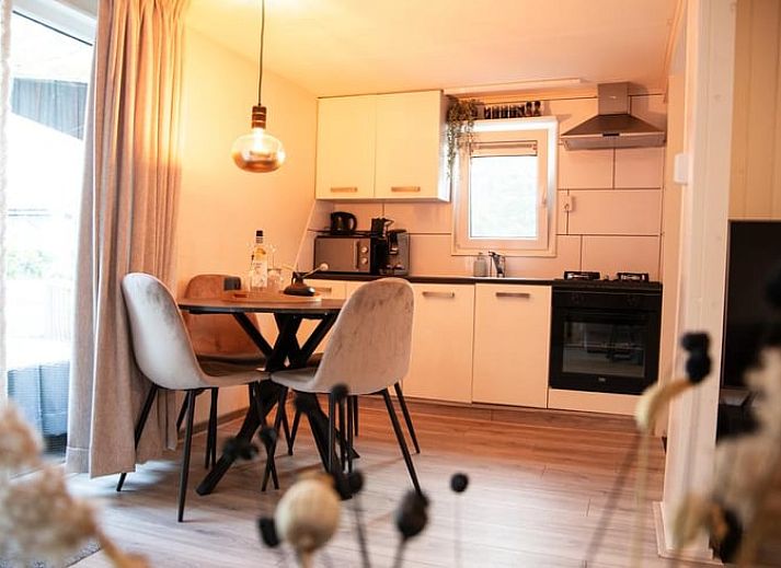 Geniessen Sie die gemuetliche Veranda im Huisje in Matsloot, einem Ferienhaus in Nord-Drenthe, umgeben von Natur und Ruhe.