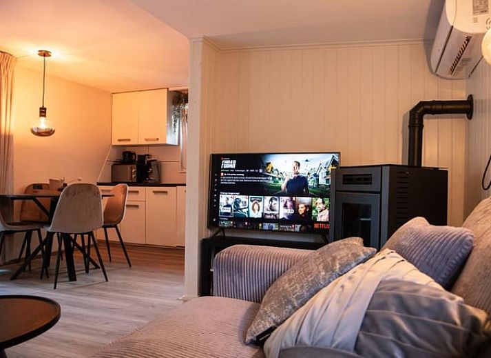 Geniessen Sie die gemuetliche Veranda im Huisje in Matsloot, einem Ferienhaus in Nord-Drenthe, umgeben von Natur und Ruhe.