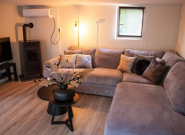 Geniessen Sie die gemuetliche Veranda im Huisje in Matsloot, einem Ferienhaus in Nord-Drenthe, umgeben von Natur und Ruhe.