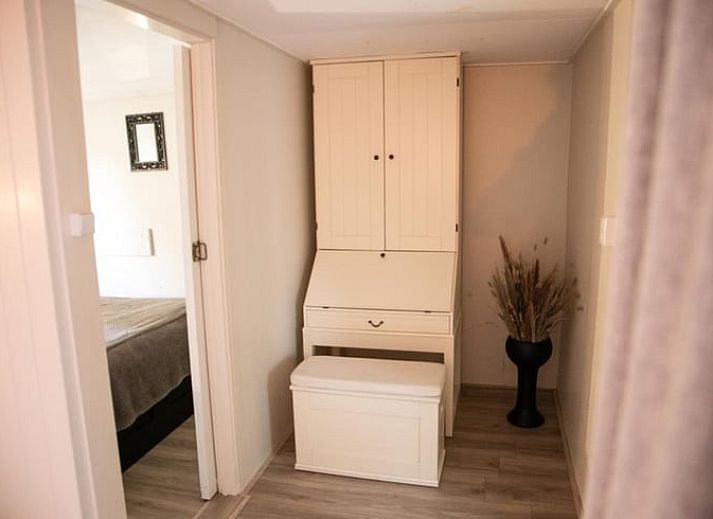 Geniessen Sie die gemuetliche Veranda im Huisje in Matsloot, einem Ferienhaus in Nord-Drenthe, umgeben von Natur und Ruhe.