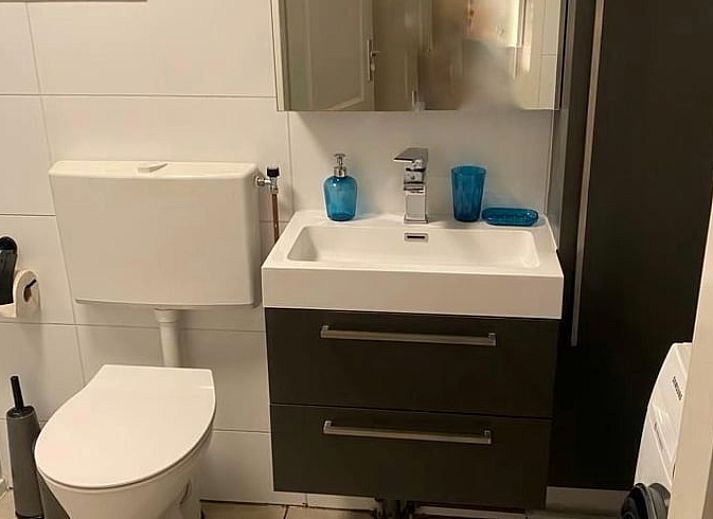 Moderne Kueche in Cottage in Matsloot, Ferienhaus in Nord-Drenthe, bietet Komfort und Stil fuer einen entspannten Aufenthalt.