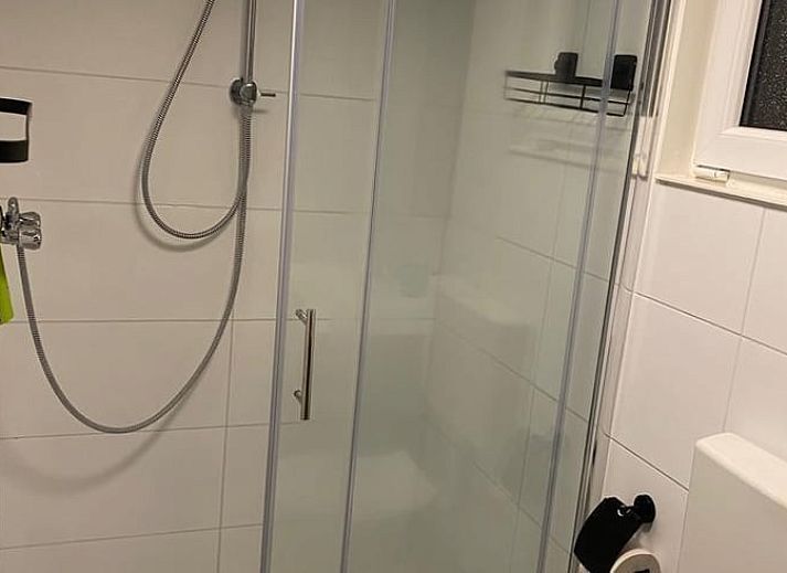 Moderne Kueche in Cottage in Matsloot, Ferienhaus in Nord-Drenthe, bietet Komfort und Stil fuer einen entspannten Aufenthalt.