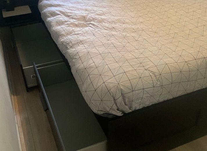 Moderne Kueche in Cottage in Matsloot, Ferienhaus in Nord-Drenthe, bietet Komfort und Stil fuer einen entspannten Aufenthalt.