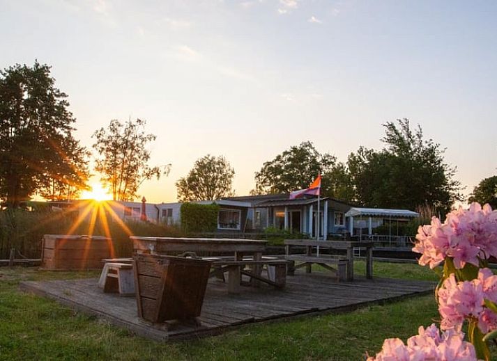 Gemuetliches Wohnzimmer mit Unterhaltung in Cottage in Matsloot, Ferienhaus in Nord-Drenthe, perfekt zum Entspannen.