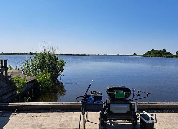 Der stilvolle Flur mit Stauraum im Cottage in Matsloot, einem Ferienhaus in Nord-Drenthe, bietet praktischen Komfort.