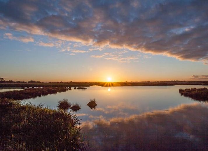 Der stilvolle Flur mit Stauraum im Cottage in Matsloot, einem Ferienhaus in Nord-Drenthe, bietet praktischen Komfort.