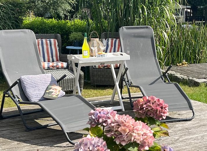 Entdecken Sie Cottage in Matsloot, ein charmantes Ferienhaus in Nord-Drenthe, direkt am Meer gelegen mit einer einladenden Terrasse und gruener Umgebung.