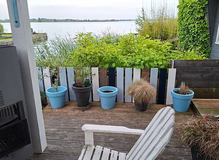 Entdecken Sie Cottage in Matsloot, ein charmantes Ferienhaus in Nord-Drenthe, direkt am Meer gelegen mit einer einladenden Terrasse und gruener Umgebung.