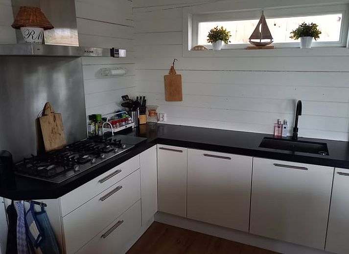 Entdecken Sie Cottage in Matsloot, ein charmantes Ferienhaus in Nord-Drenthe, direkt am Meer gelegen mit einer einladenden Terrasse und gruener Umgebung.